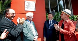 (Da esquerda para a direita) o embaixador Paul Kavanagh, John Montague, o prefeito de Nice, Christian Estrosi e Bono na inauguração da placa de James Joyce na Promenade des Anglais, em Nice.